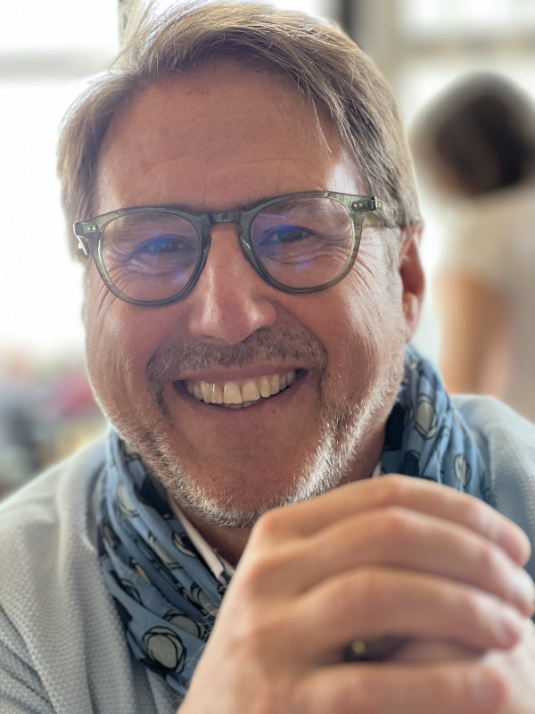 Portrait de Jochen Peter Breuer, animateur du Bistro des Émotions
